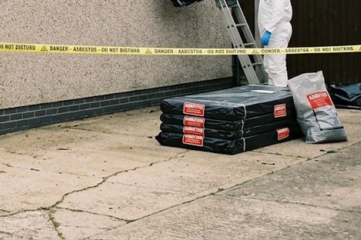 Illustration of a garage with an old roof, a checklist and a calculator